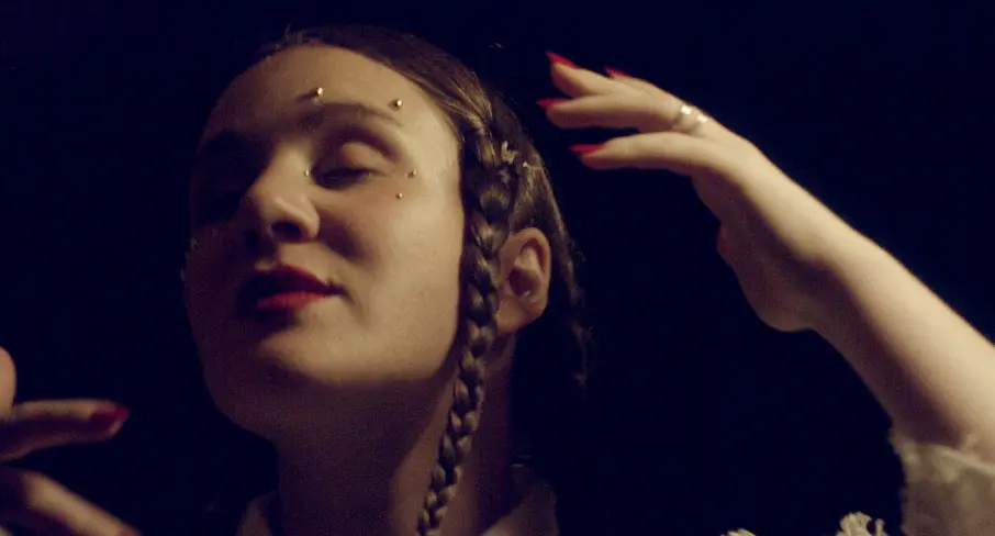 Agnes Matsdotter släpper debutalbum – firar med releasefest & champagne