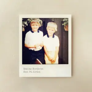 Sent På Jorden cover art